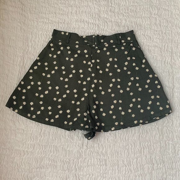 🌼Urban Outfitters Green Floral Shorts🌼 - Picture 2 of 3